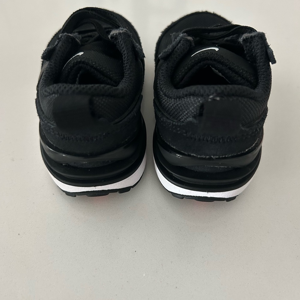 Nike - Picture 4 of 4